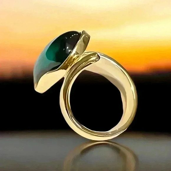 ๐๏ธVintage Style Emerald Colored Crystal Ring ๐ 18K Gold Plated Adjustable ๐ - Picture 14 of 17